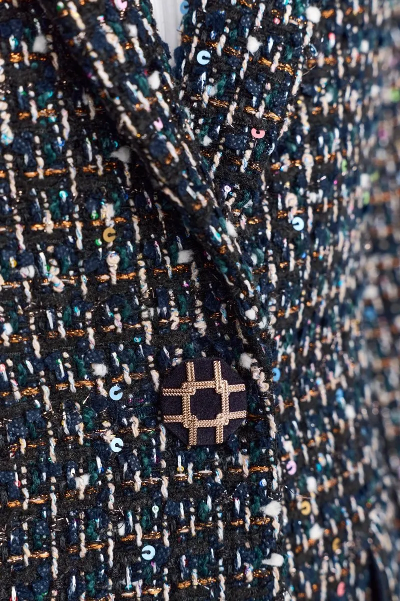 Bouclé-Blazer mit Statement-Knopf