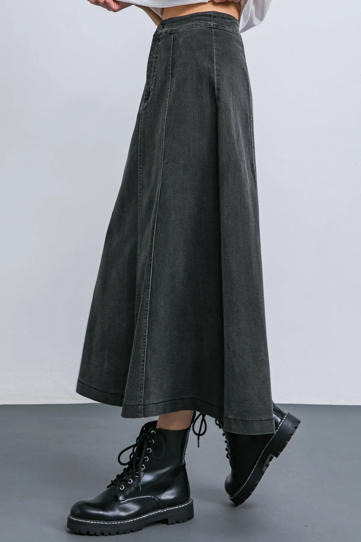 GOING WITH THE SEASON DENIM SKIRT